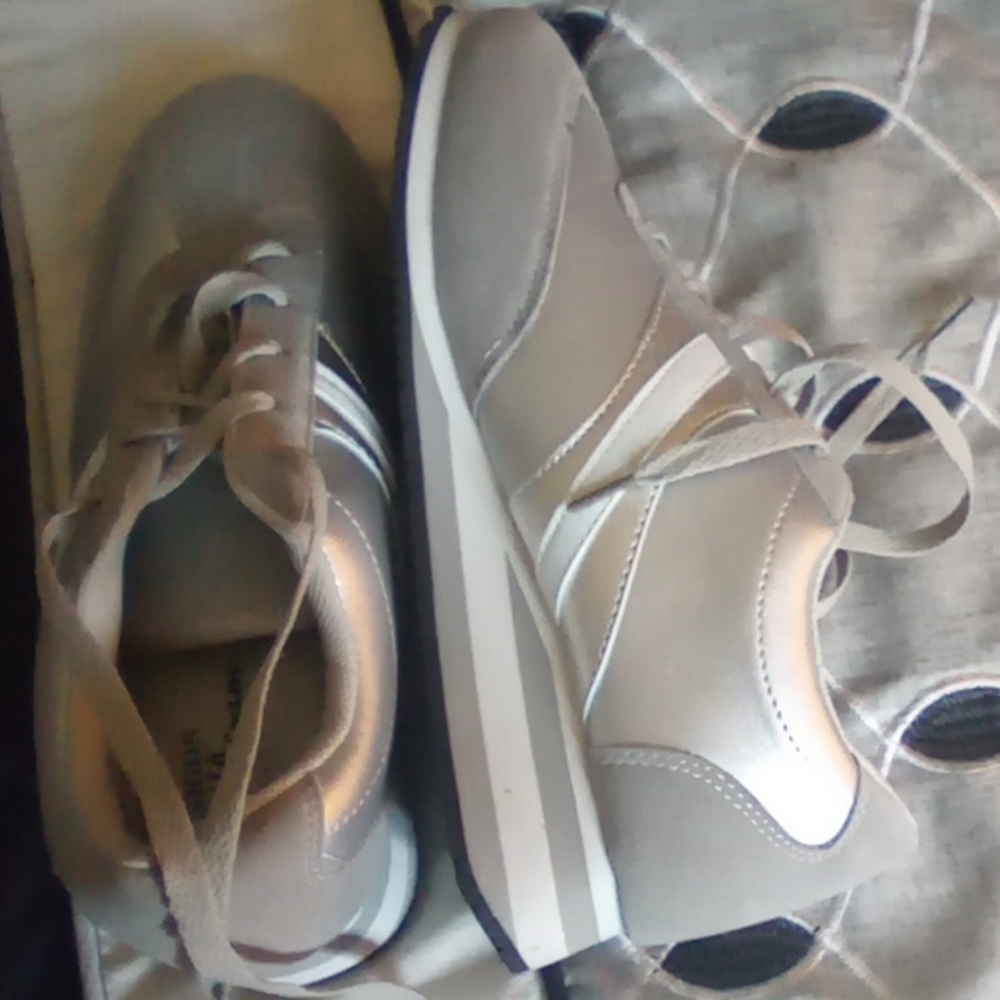 Tennis shoes